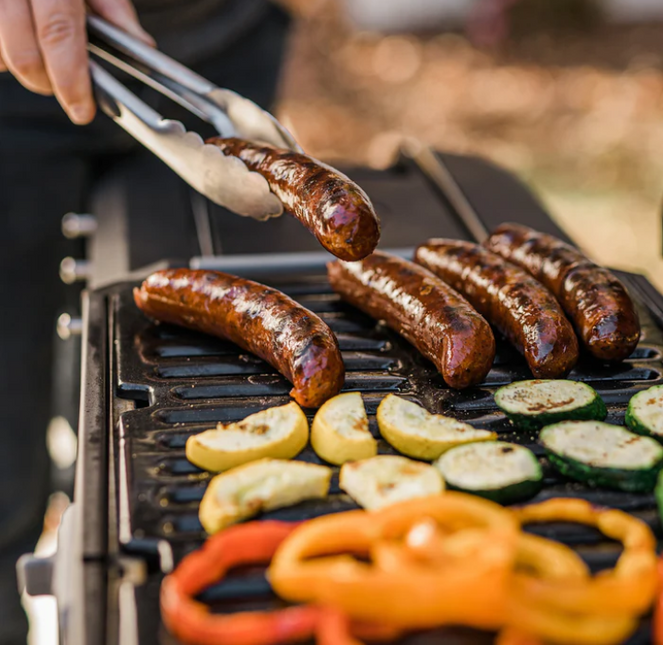 Tragbarer Holzkohlegrill von Masterbuilt mit Sockel