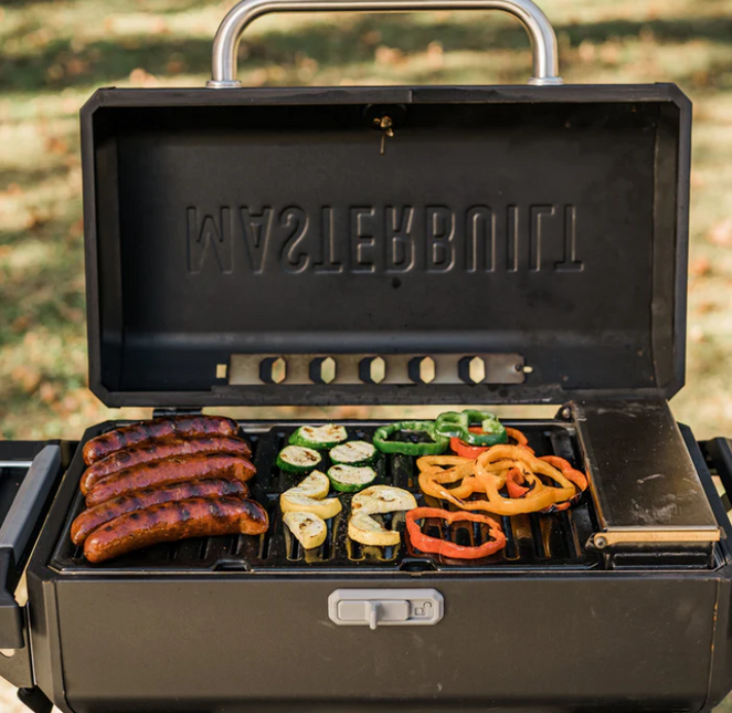 Tragbarer Holzkohlegrill von Masterbuilt mit Sockel