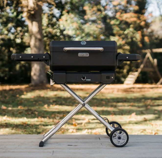 Tragbarer Holzkohlegrill von Masterbuilt mit Sockel