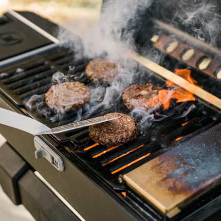 Tragbarer Holzkohlegrill von Masterbuilt mit Sockel