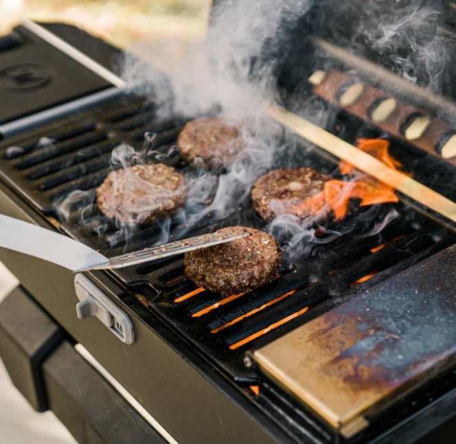 Tragbarer Holzkohlegrill von Masterbuilt mit Sockel