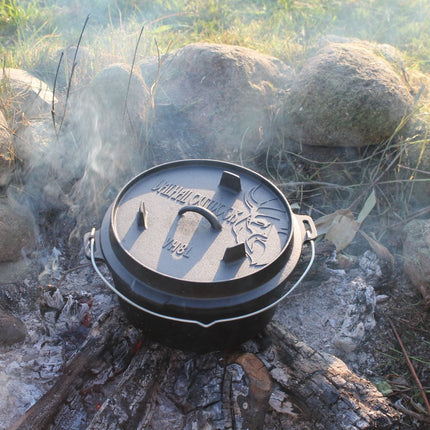 Valhal Outdoor Dutch Oven 8.4 quarts / 8 liter met pootjes op de deksel