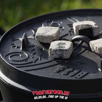 Petromax 18Quarts / 16.1 Liter Dutch Oven with 3 Legs