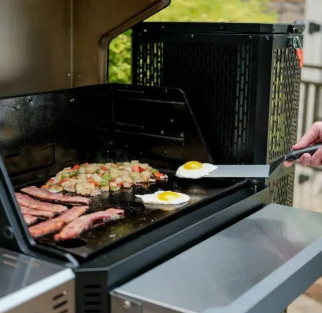 Masterbuilt Masterbuilt Gravity Series™ 800 Digital Charcoal Griddle + Grill + Smoker
