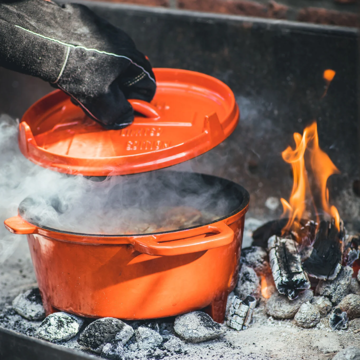 Overmont Cocotte van geëmailleerd gietijzer, braadpan van 7 liter met deksel en katoenen pannenlappen, robuust kookgerei voor stoven, stoofschotels, braden, brood bakken, oranje Overmont Cocotte van geëmailleerd gietijzer, braadpan van 7 liter met deksel en katoenen pannenlappen, robuust kookgerei voor stoven, stoofschotels, braden, brood bakken, oranje