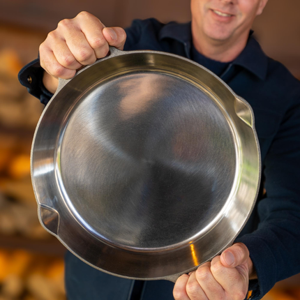 The Windmill Cast Iron The Windmill PitmasterX 12" Mirror Polished Skillet XL met 2 handvatten