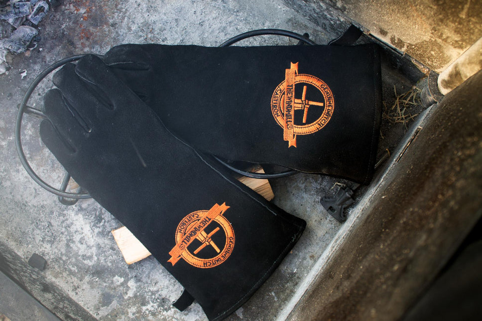 The Windmill Cast Iron The Windmill set van 2 lederen BBQ handschoenen