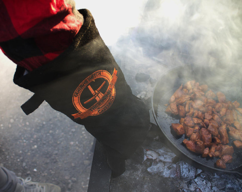 The Windmill Cast Iron The Windmill set van 2 lederen BBQ handschoenen